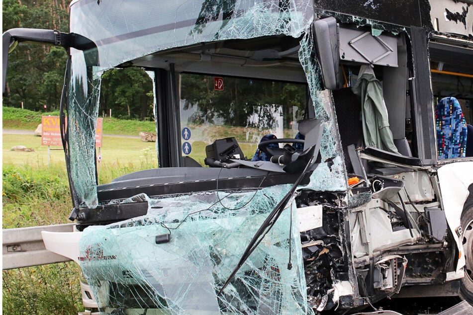 Schlimmer Unfall bei Wolgast mit 14 Verletzten: B111 gleicht einem Trümmerfeld