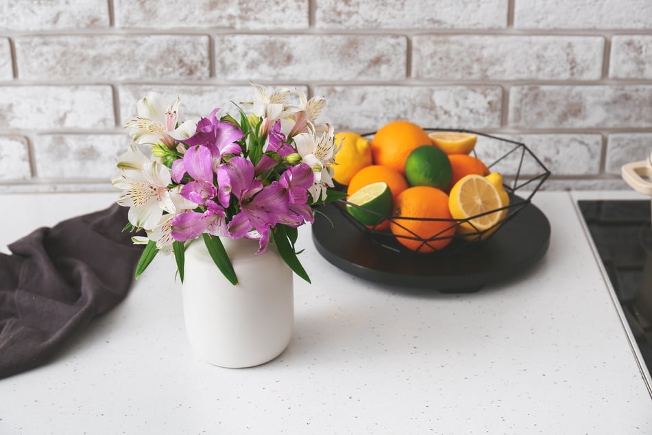 Für eine lang anhaltende Blumenpracht solltest Du die Vase nicht direkt neben eine Obstschale stellen.