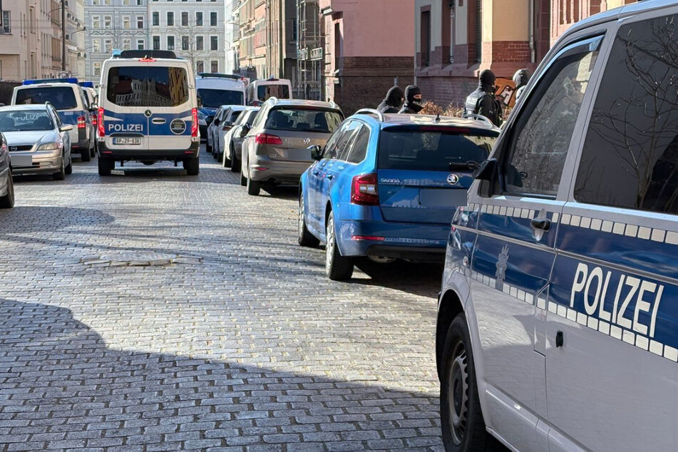 Einsatzkräfte der Polizei in der Paulinenstraße in Leipzig. Hier wurde am Mittwoch ein Schleußer-Duo festgenommen.