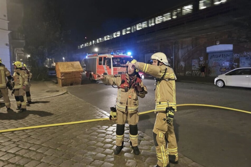 Berlin: Autos brennen nahe der JVA Moabit