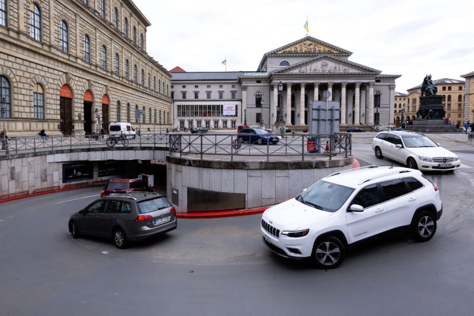 Der Max-Joseph-Platz vor dem Bayerischen Nationaltheater soll eine große, autofreie Fläche werden.