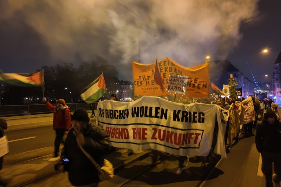 Mit Bannern und Co. zogen sie durch München.