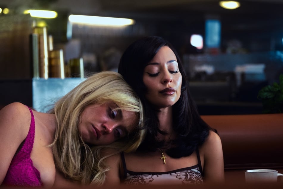 Sydney Sweeney (28, l.) als Cassie Jacobs und Alexa Demie (35) als Maddy Perez.
