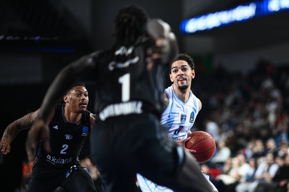 Michael Jaden Devoe (r.) konnte sich mit seinem Team gegen die Niners behaupten.