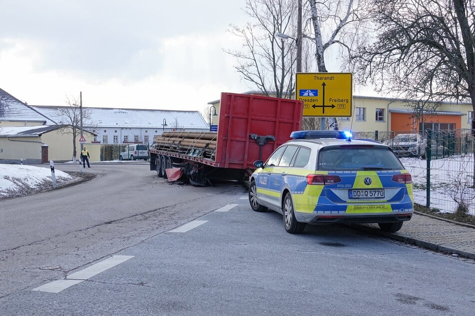 Auf der Wilsdruffer Straße musste am Montag ein liegen gebliebener Auflieger per Kran geborgen werden.