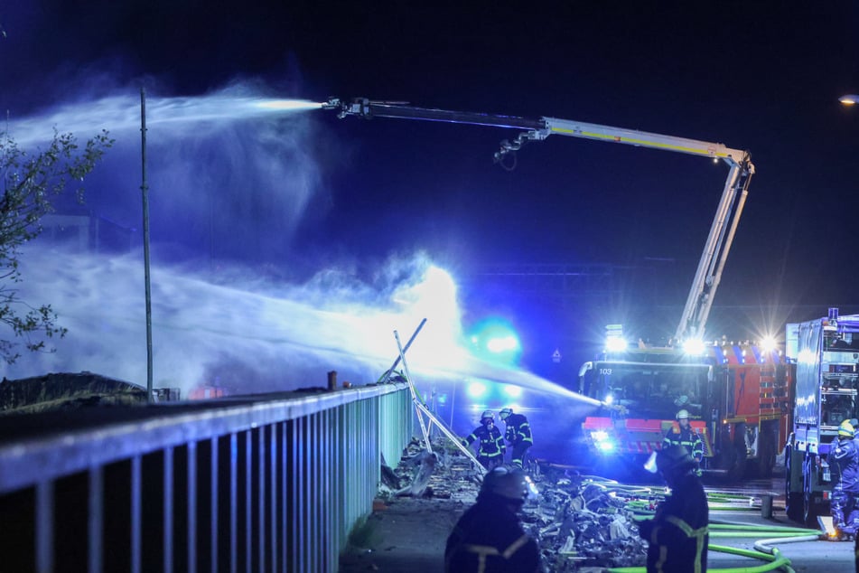 Am Montagnachmittag war im Hamburger Hafen ein Feuer ausgebrochen. Auch in der Nacht war die Feuerwehr noch mit den Löscharbeiten beschäftigt.