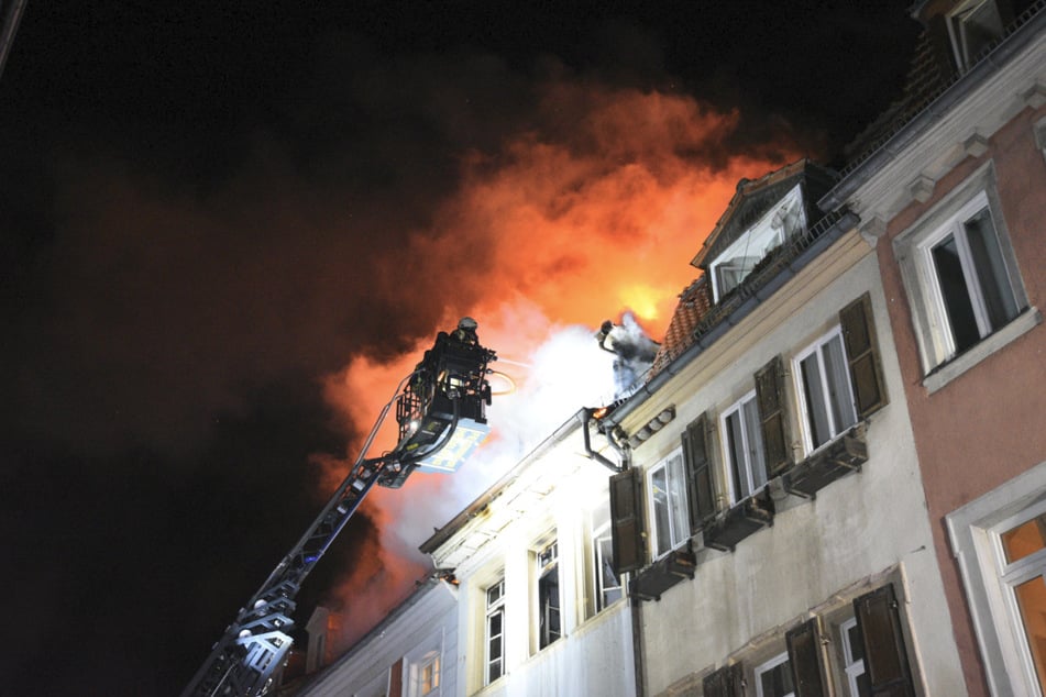 Brand in Dachgeschosswohnung: Feuerwehr räumt drei Häuser, zwei Verletzte