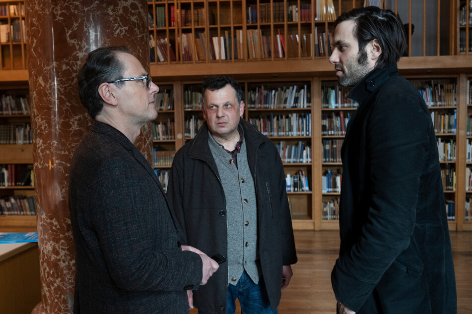 Anton Simhandl (Gerhard Wittmann, M.), Lukas Laim (Max Simonischek, r.) besuchen Bernd Moers (Peter Knaack) im Institut, um ihn zu befragen.