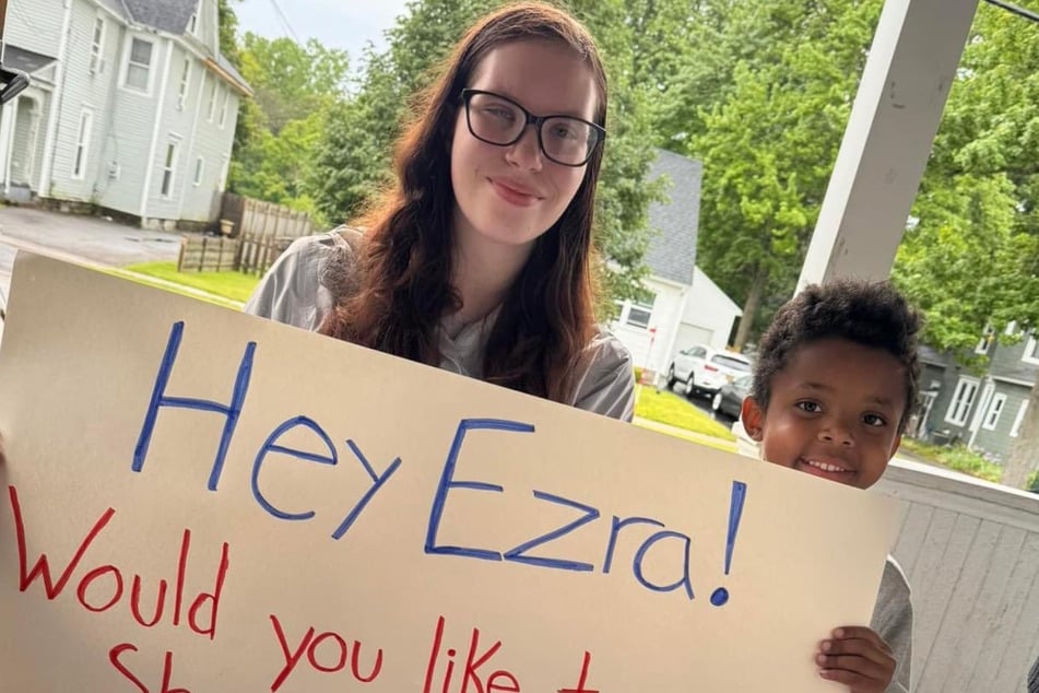 Carissa Fisher (l.) überraschte Ezra (5, r.) mit der guten Nachricht bei ihm zu Hause.