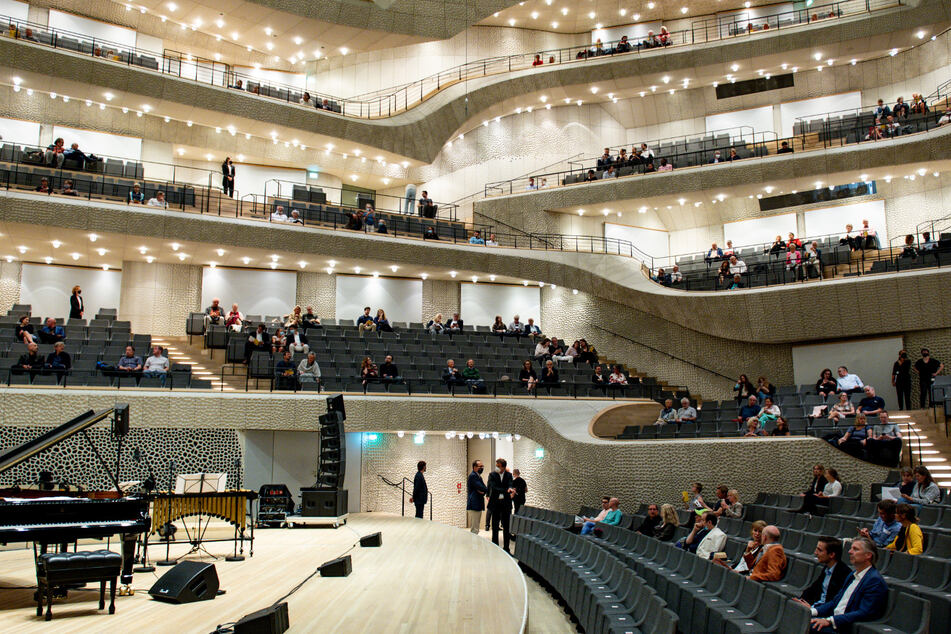 Besucher in der Hamburger Elbphilharmonie.
