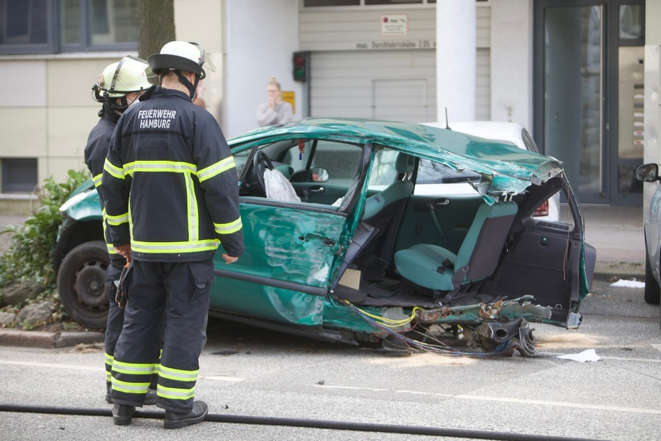 Der Unfallfwagen ist völlig zerstört.