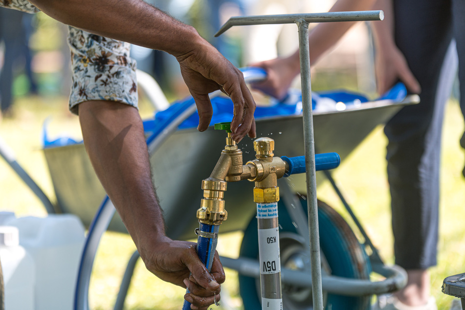 Pro Gießtag werden rund 2000 Liter gezapft: Die Stadt stellt den Wasseranschluss zur Verfügung.