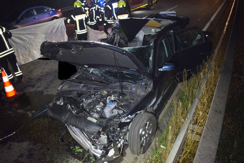 Auf der A63 bei Winnweiler (Landkreis Donnersbergkreis) verunfallte in der Nacht zum Montag ein Audi mit einem Sattelzug. Der Beifahrer (†16) des Pkw kam dabei ums Leben.