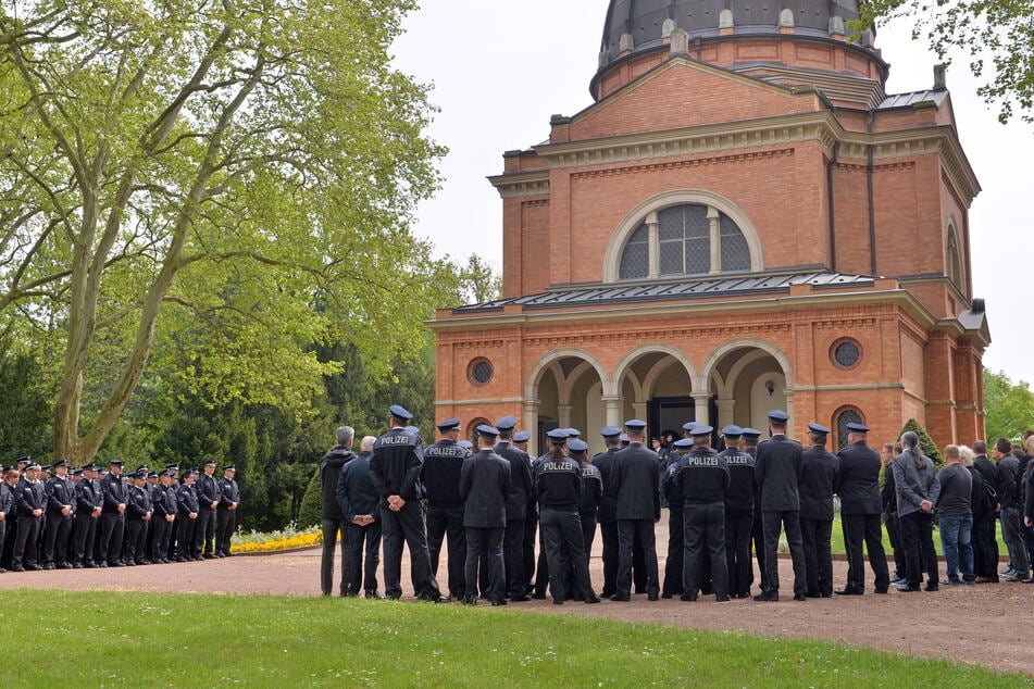 Die Kapelle auf dem Südfriedhof in Halle, hier bei einer Gedenkfeier für einen verstorbenen Polizisten im Jahr 2015.