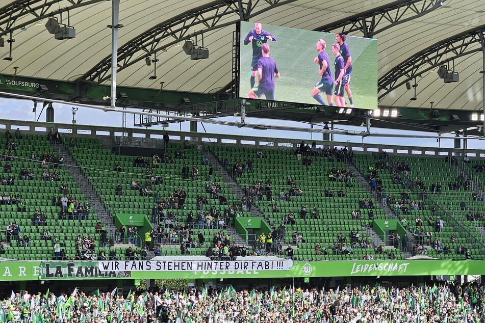 Wolfsburgs Anhänger haben ein Transparent platziert, auf dem sie ihrem Start-Einkauf Fabian Reese Unterstützung zusichern.