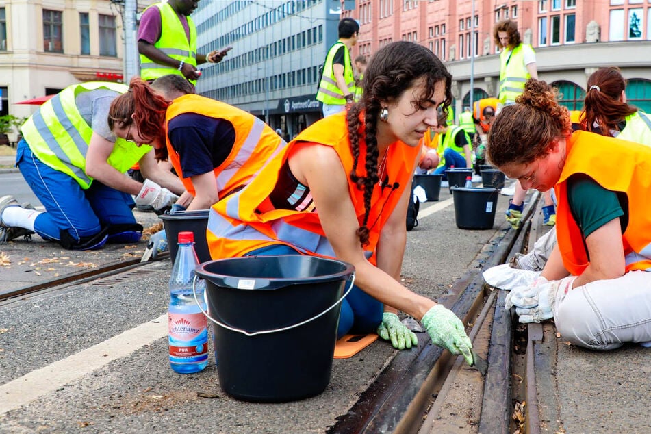 Leipzig: Helden auf Knien: Hier kratzen Leipziger unsere verklebten Gleise frei