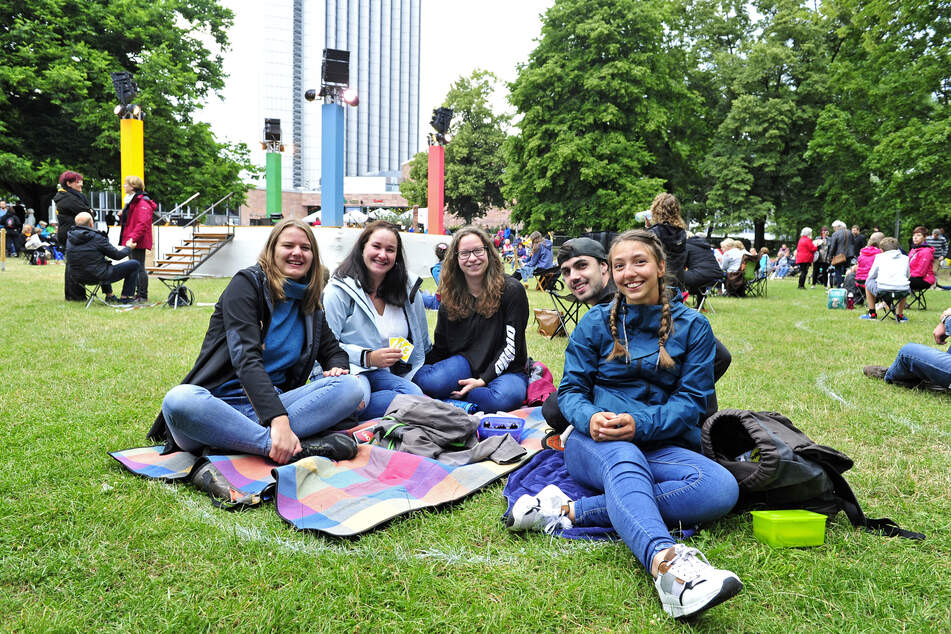 Die TU-Studenten Laura (20), Julia (21), Jana (21), Tim (24) und Annie (20, v.l.n.r.) haben es sich an der Bühne im Stadthallen-Park auf Decken bequem gemacht.