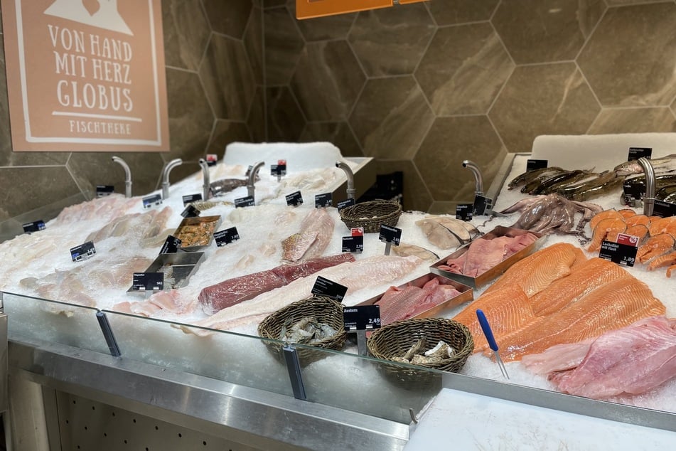 Frischer geht's nicht. Leckerer Fisch wartet nur darauf, mitgenommen zu werden.