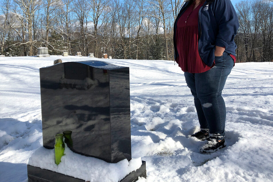 Eine Mutter besucht in Chester, USA das Grab ihrer Tochter, die an einer Überdosis Opioiden und anderen Beruhigungsmitteln gestorben ist.
