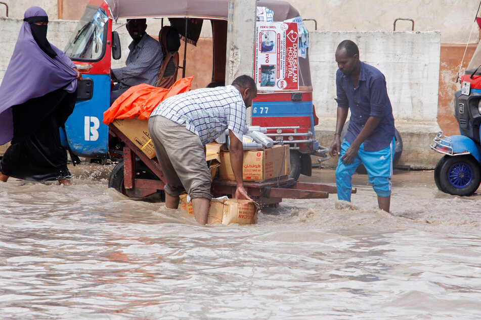 Menschen in Somalia versuchen, ihr Hab und Gut vor den Wassermassen zu retten.
