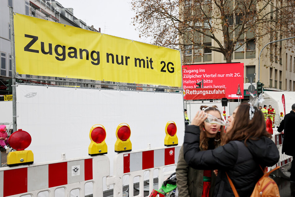 Eigentlich hatten Karnevalisten nur mit einem 2G-Nachweis Zutritt zur Feierzone in Köln.