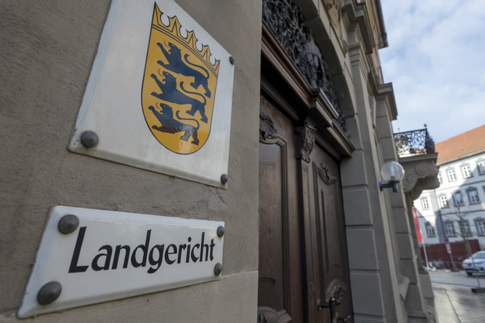 Für den Mann kam jede Hilfe zu spät. Die Seniorin wurde schwer verletzt geborgen.