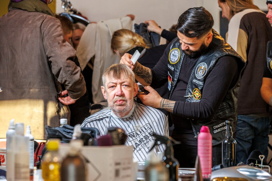 Bekommt die Haare schön: Mathias Kühn (61) erhält von Friseur Abed Rashed (33) einen neuen Schnitt.