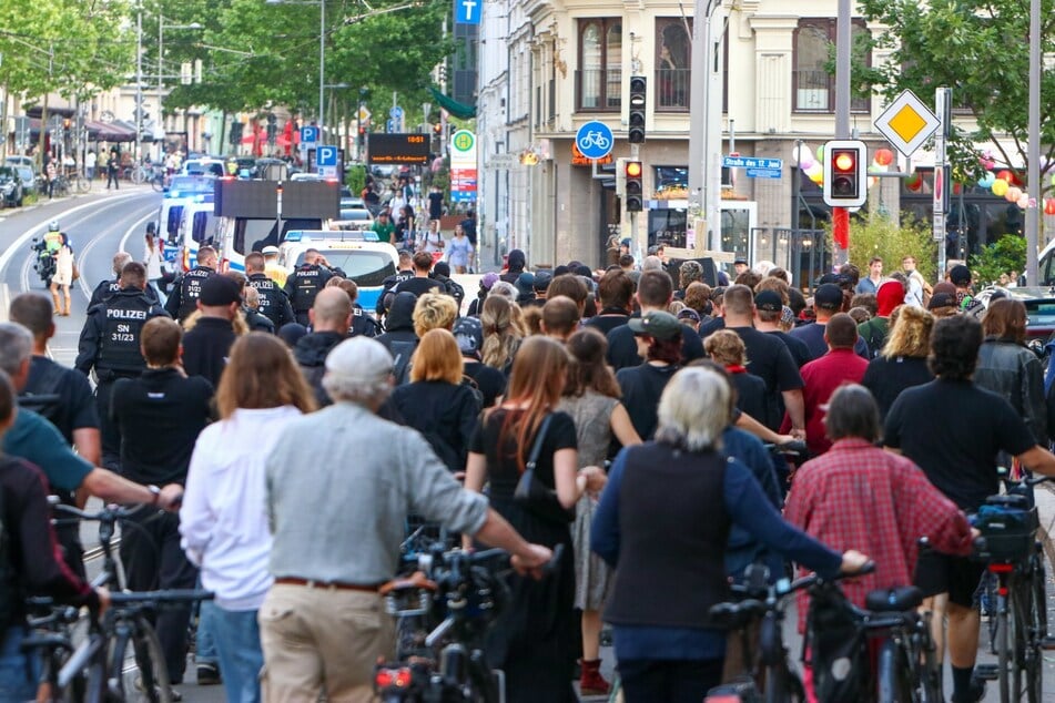 Begleitet von einem großen Polizeiaufgebot zogen die Demonstranten durch den Leipziger Süden.