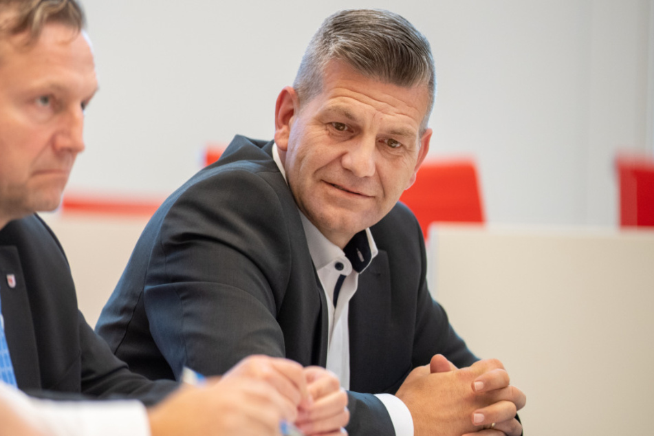 Daniel Freiherr von Lützow (r.) sitzt während der Sitzung des Brandenburger Landtages im Plenarsaal. Der AfD-Landtagsabgeordnete war einer der Partygäste.