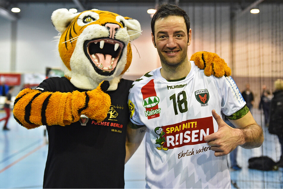 Im Januar 2015 trat Iker Romero (41, r.) mit den Füchsen Berlin zu einem Testspiel beim HC Elbflorenz an. Der Spanier verstand sich prima mit dem HCE-Maskottchen.