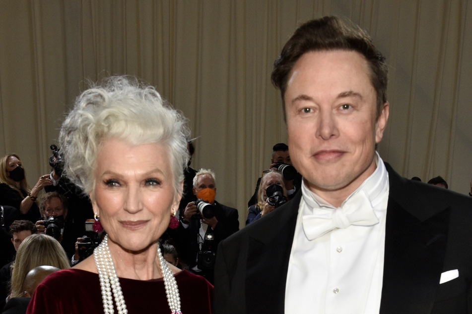 Maye Musk (74) und Sohn Elon (50) bei einer Ausstellungseröffnung vor wenigen Tagen.