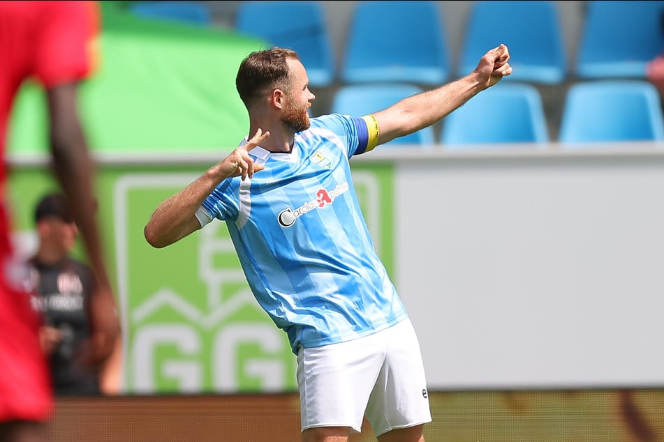 Der Kapitän ist wieder in Schuss! Tobias Müller (32) kann seine Himmelblauen im Derby gegen Chemie auf den Platz führen.