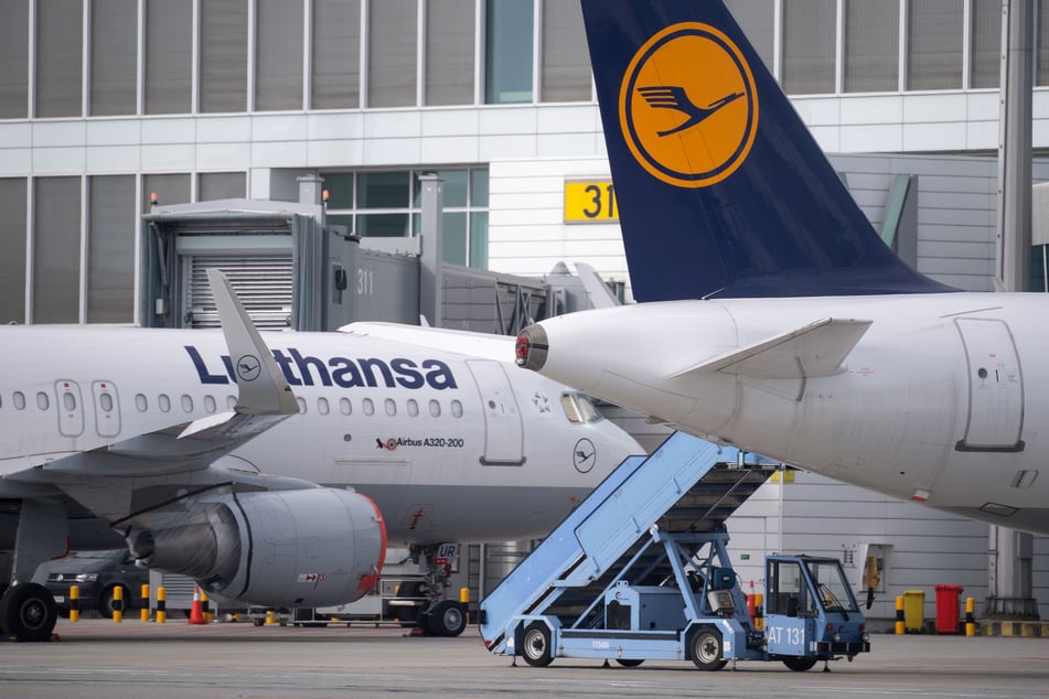 Flugzeuge der Lufthansa stehen auf dem Vorfeld am Flughafen München.