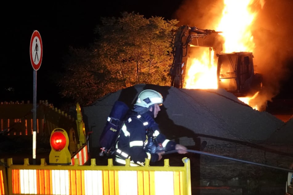 Auf dem Jahrtausendfeld in Leipzig ist in der Nacht zu Mittwoch ein Bagger in Flammen aufgegangen. Die Polizei geht von Brandstiftung aus.