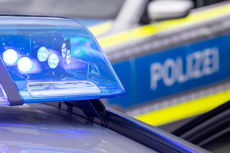 Die Polizei ermittelt und sucht Zeugen. (Symbolbild)