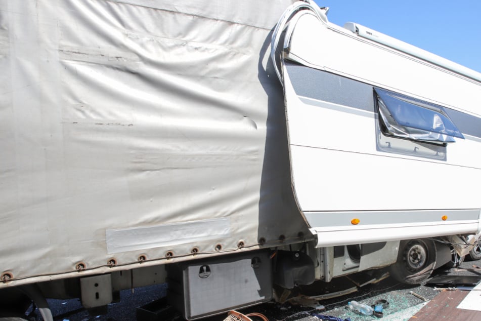 Unfall A7: Autobahn-Crash! Transporter schiebt sich mehrere Meter in Wohnwagen