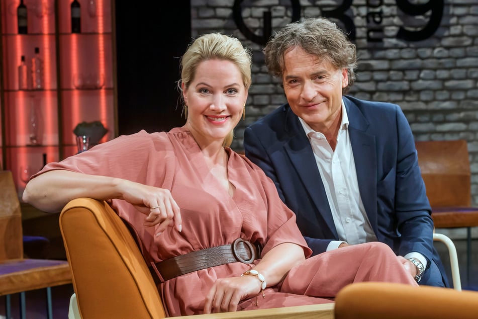 Die Moderatoren Judith Rakers (48) und Giovanni di Lorenzo (65) empfangen in der NDR-Talkshow "3nach9" eine illustre Runde an Gästen.