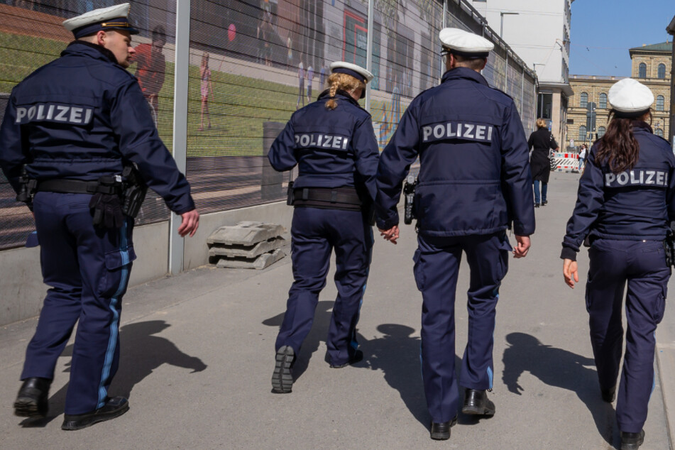 Die Polizei in Bayern überwacht die Einhaltung der Vorschriften, die aufgrund der Corona-Krise notwendig sind.