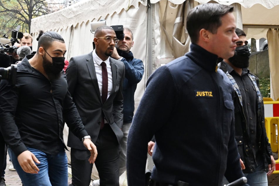 Das Medieninteresse an dem Prozess ist groß. Boateng kommt mit Bodyguards am Landgericht München I an.