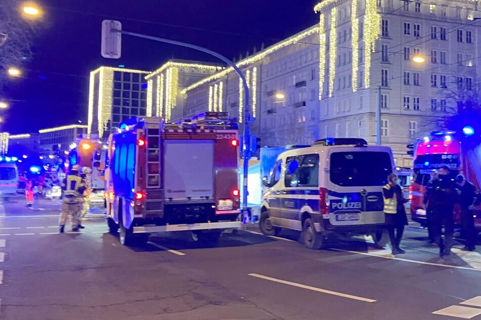 Einsatzkräfte von Rettungsdiensten, Polizei und Feuerwehr sind im Einsatz auf dem Weihnachtsmarkt in Magdeburg.