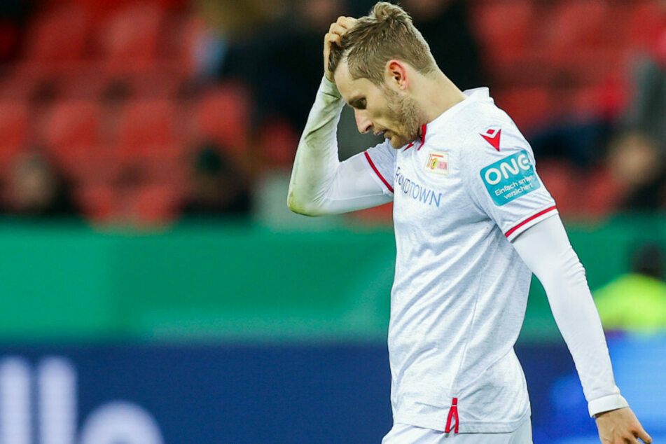 Christopher Lenz (26) muss nach einer gelb-roten Karte das Feld verlassen.