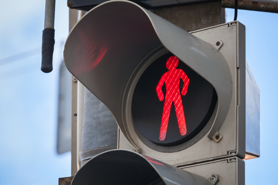 Ein Rentner (77) überquerte am Mittwoch bei Rot eine Kreuzung in Callenberg. Dieser Verkehrsverstoß endete tödlich (Symbolbild).