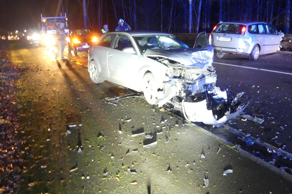 Frontal-Crash: Motorhaube von Audi komplett zerfetzt