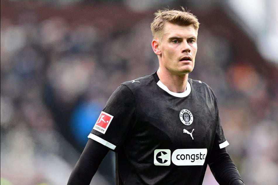 Eric Smith (28) sprach vor der Partie in Wolfsburg über den Ausfall von Jackson Irvine (32).