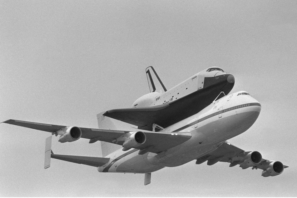 Der Jumbojet nimmt das Space-Shuttle "Enterprise" Huckepack. Auffälliges Detail am Flugzeug: Das modifizierte Höhenruder.