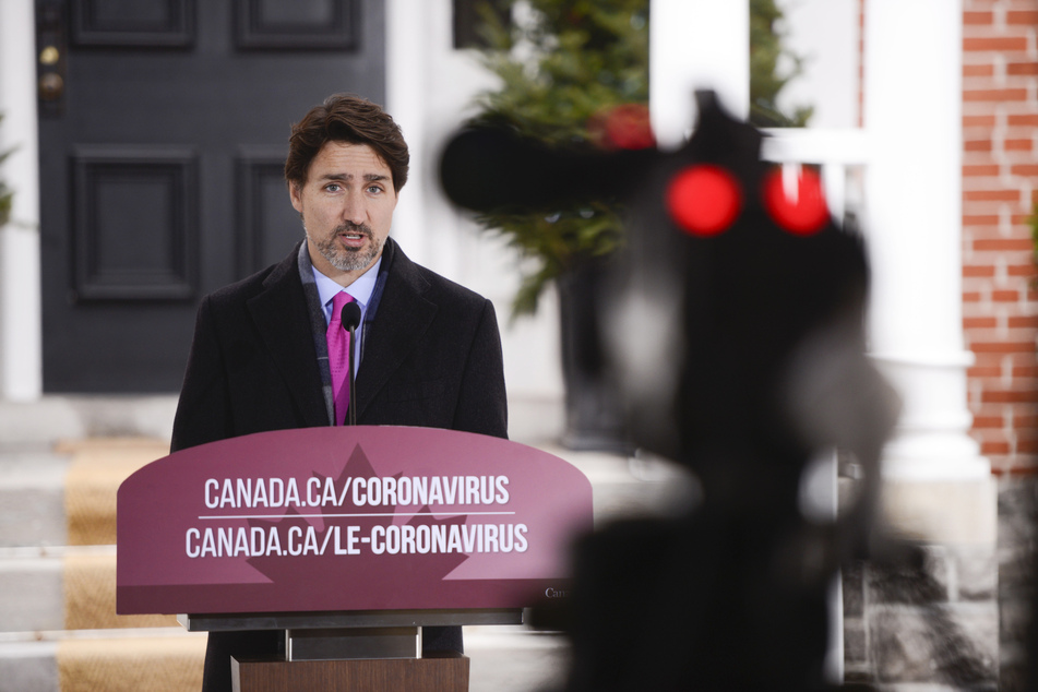 Justin Trudeau, Premierminister von Kanada, äußert sich täglich in einer Pressekonferenz über die Coronavirus-Pandemie. Auch in Kanada gelten wegen der Corona-Pandemie strenge Ausgangsbeschränkungen, die sich auf den Arbeitsmarkt auswirken.