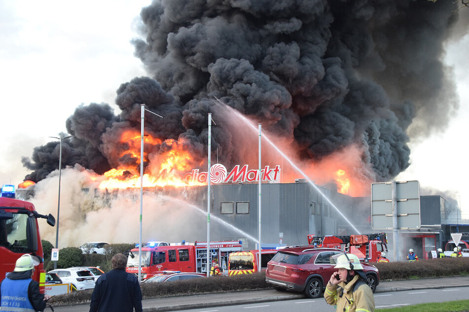 Ein wahres Flammen-Inferno brach im nordbadischen Mosbach nach einem Brand eines Einkaufscenters aus.