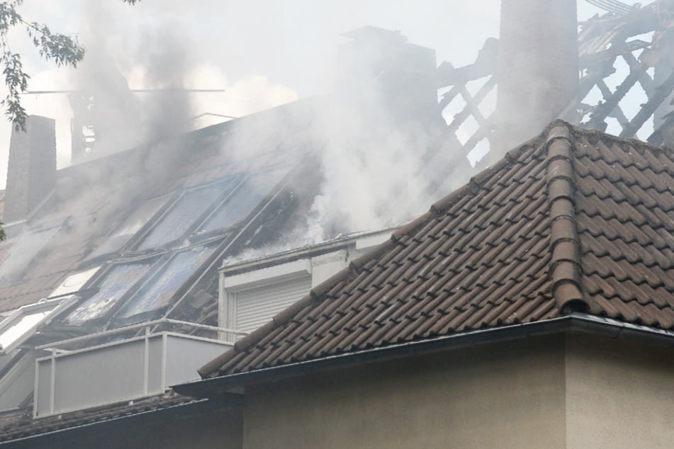 Dichter Rauch stieg auf, das Feuer verursachte großen Schaden an den beiden Wohnhäusern in Frankfurt-Dornbusch.
