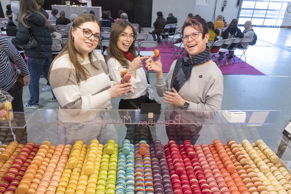 Am Macaron-Stand "Petit-Paris" haben sich Emilie (24), Josefa (21) und Mama Claudia Weiß (53, v.l.) ein paar bunte Leckereien gegönnt.