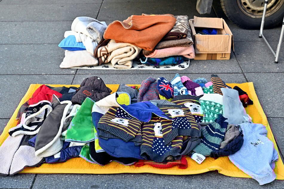 Verteilt wurden ebenfalls Decken und Hundebekleidung.